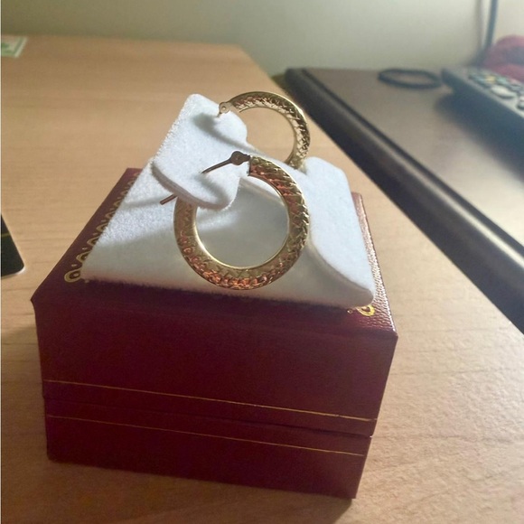 14K Yellow gold diamond cut flat hoop earrings 🌹 - Picture 5 of 6